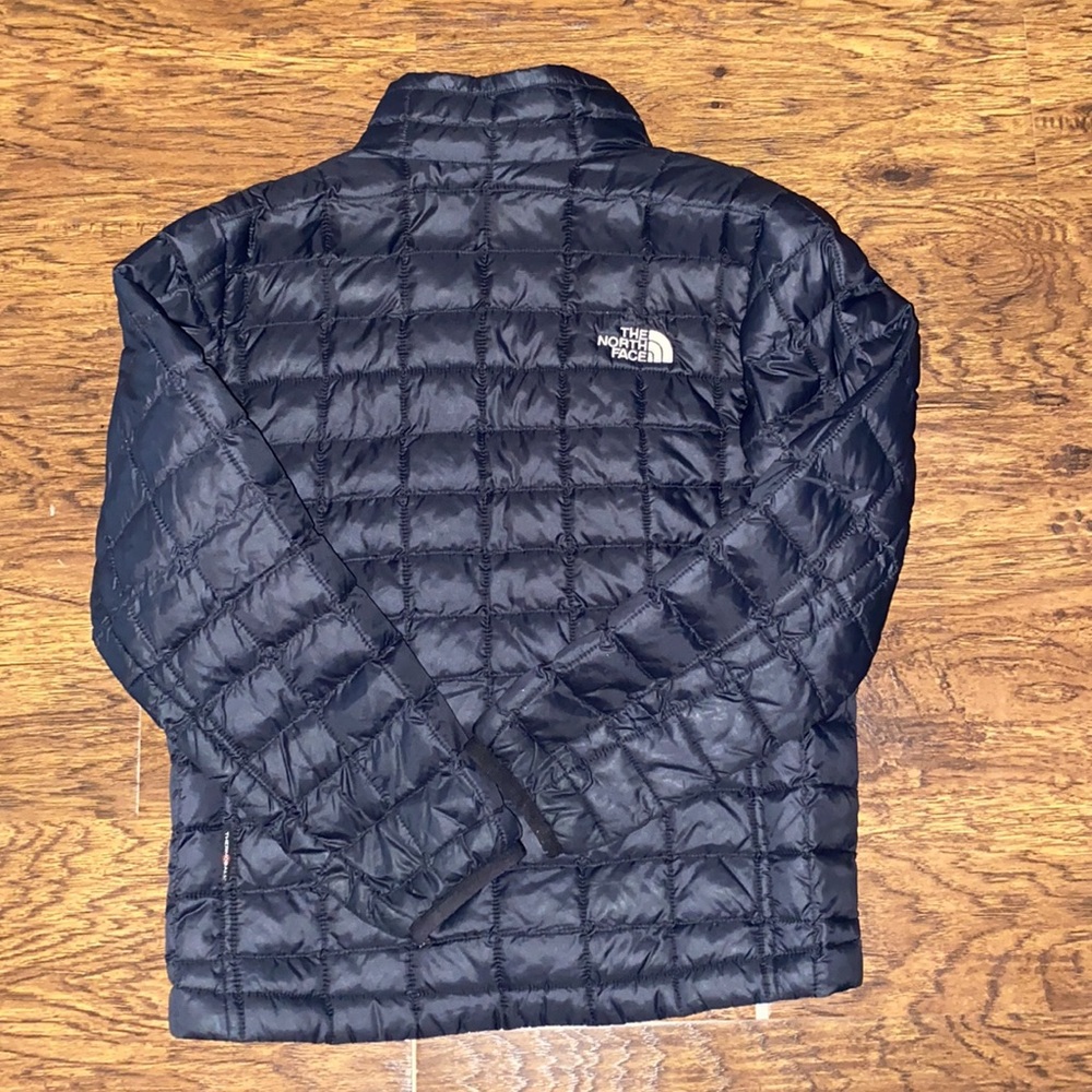 Northface Boys Jacket. Black. S/P (7/8) could be worn by a girl as well. - Picture 2 of 2